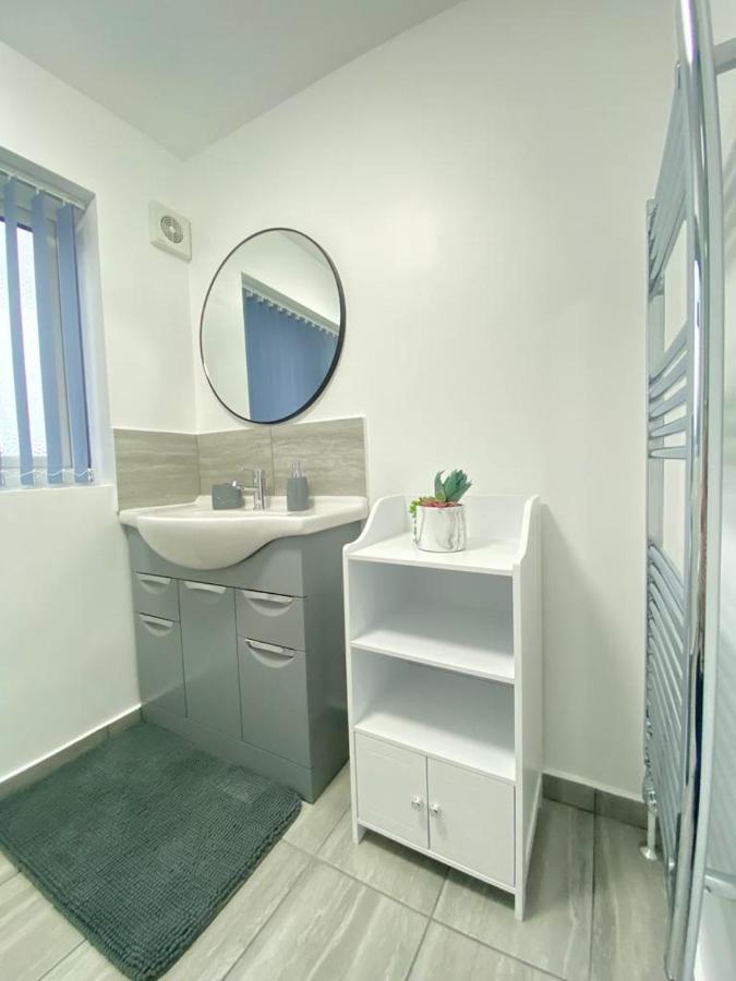 Gatwick Deluxe En-Suite Rooms Horley Exteriör bild