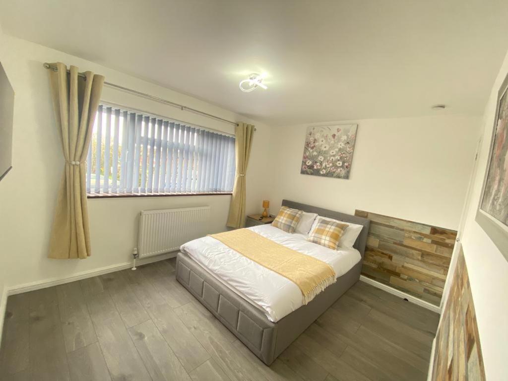 Gatwick Deluxe En-Suite Rooms Horley Exteriör bild