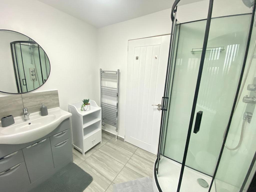 Gatwick Deluxe En-Suite Rooms Horley Exteriör bild
