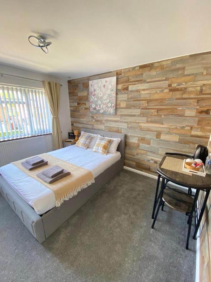 Gatwick Deluxe En-Suite Rooms Horley Exteriör bild